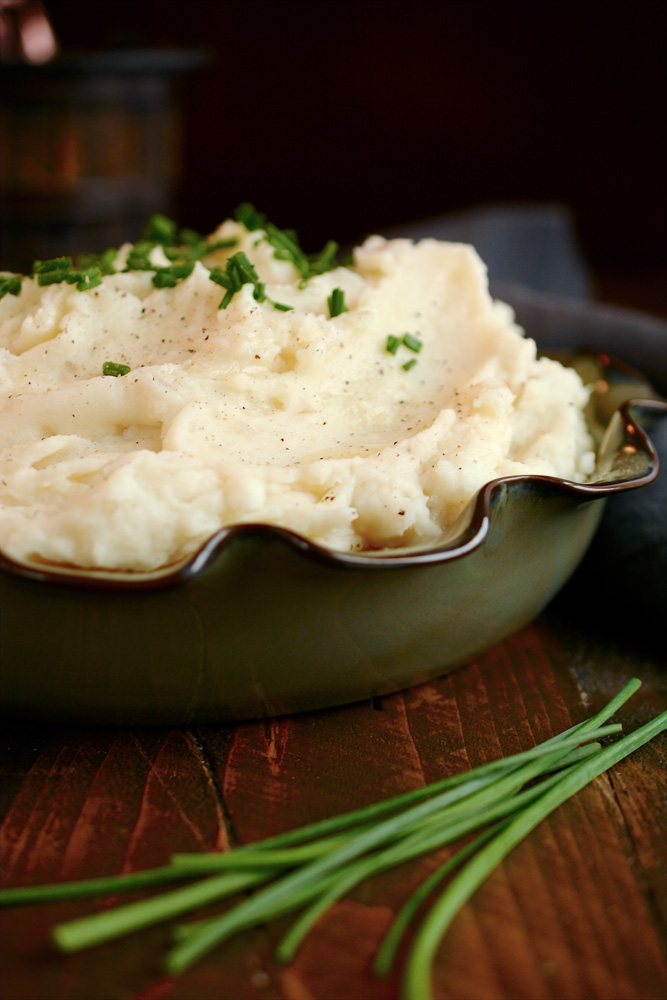 Slow Cooker Mashed Potatoes with Sour Cream and Chives ciaochowbambina.com