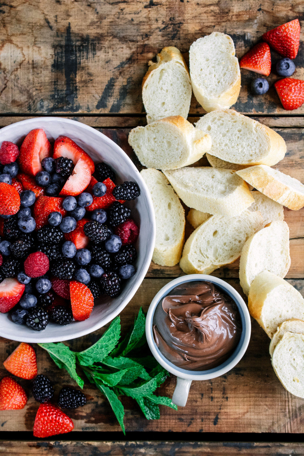 Fresh Berry & Nutella Crostini are a must for Valentine's Day! ciaochowbambina.com #ValentinesDay #crostini #nutella #ciaochowbambina
