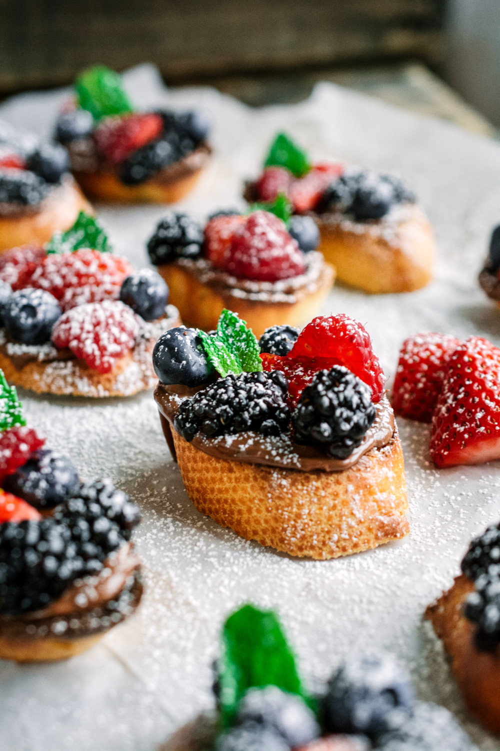 Fresh Berry & Nutella Crostini are a must for Valentine's Day! ciaochowbambina.com #ValentinesDay #crostini #nutella #ciaochowbambina