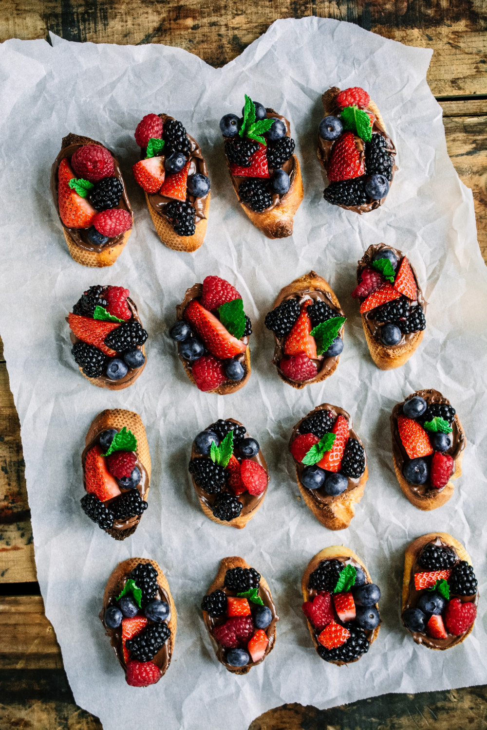 Fresh Berry & Nutella Crostini are a must for Valentine's Day! ciaochowbambina.com #ValentinesDay #crostini #nutella #ciaochowbambina