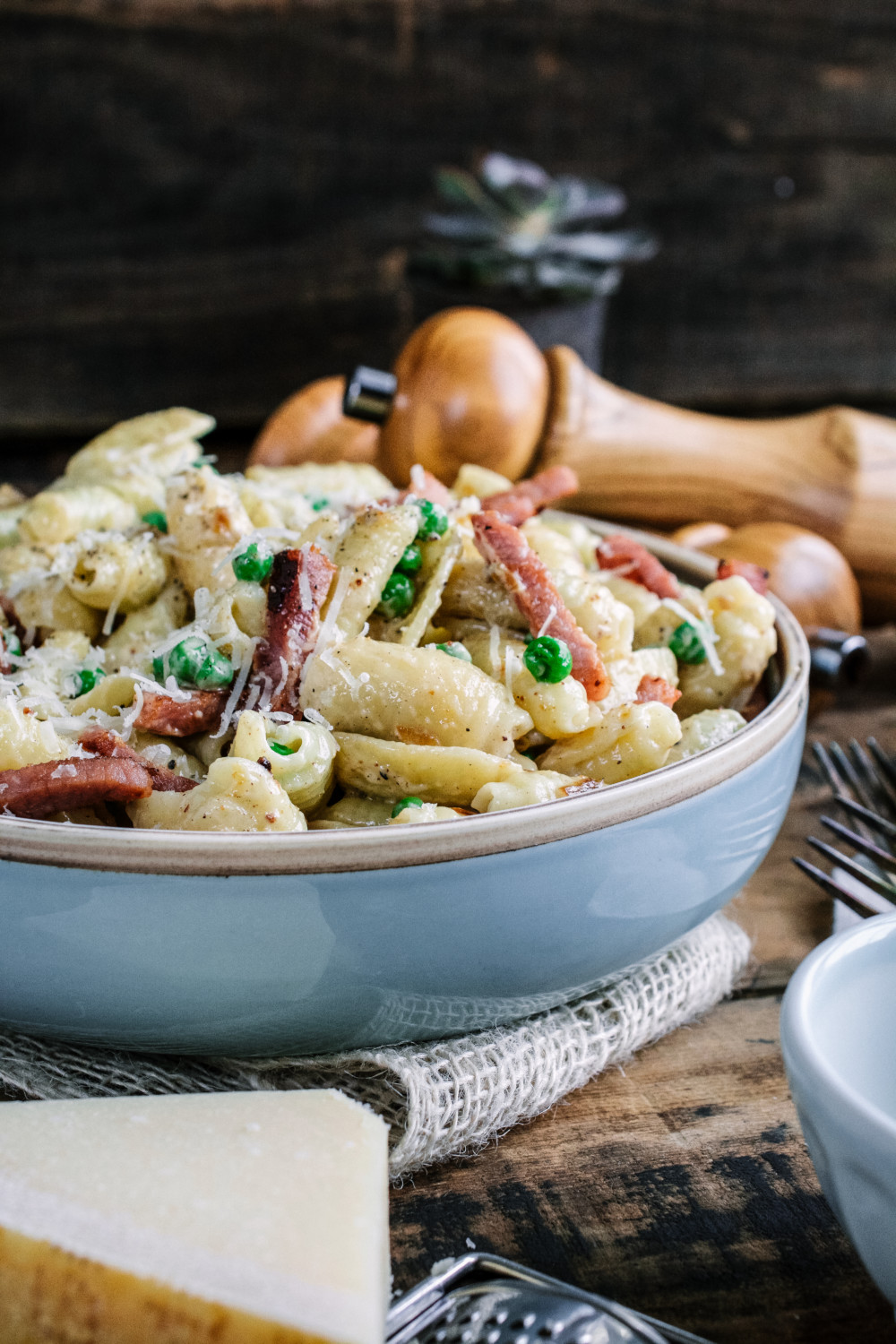 Simple Barilotti with Peas, Ham and Cream ciaochowbambina.com #pasta #creamsauce #italianfood #ciaochowbambina